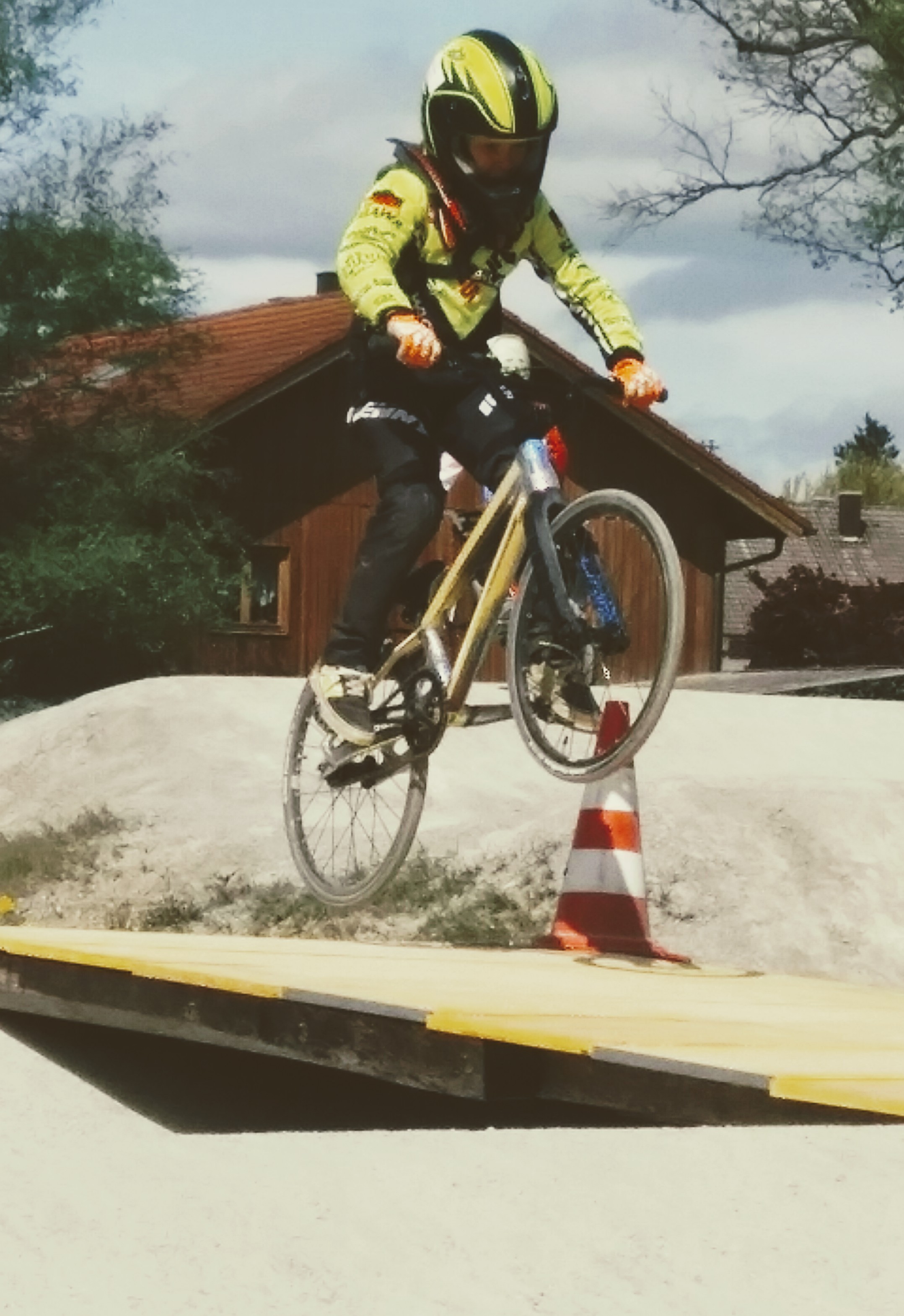 Lewi Nuschke beim Brettlhüpfen